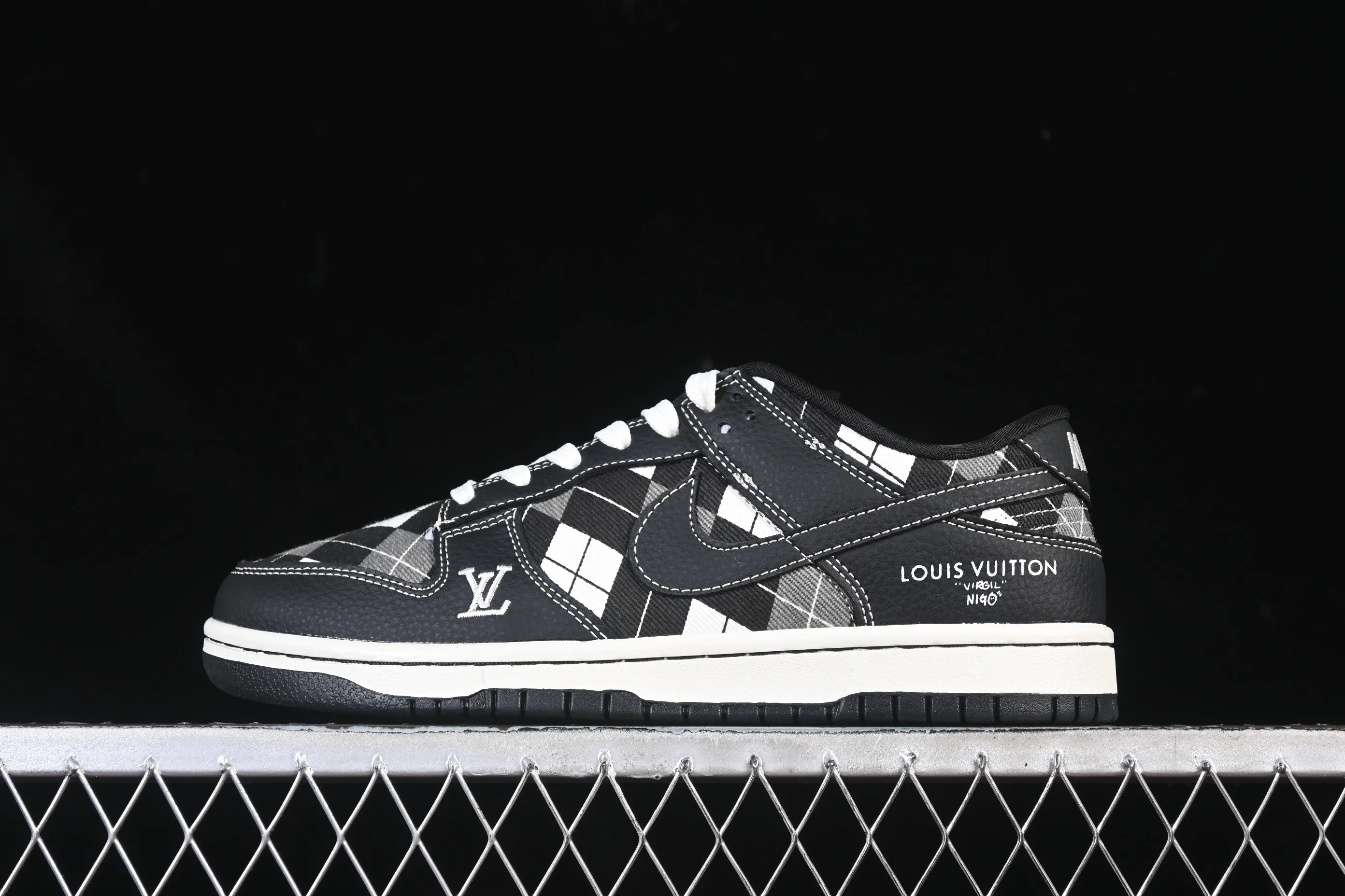 All categories Nk SB Dunk Series Nk SB Dunk Low High-end customized low-top sneakers Nike SB Dunk Low LV co-branded black and white mesh High-end customized low-top casual sneakers SC0601-460